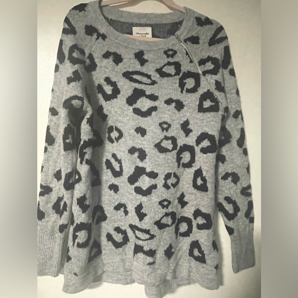 Abercrombie gray/black cheetah sweater with shoulder zipper detailing